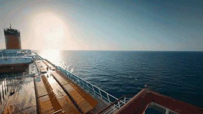 巨輪乘風破浪，向前航行