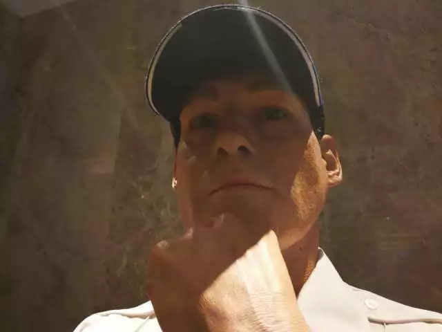 凌厲的眼神流轉,目光如炬,手掌的青筋清晰暴出,歲月的紋路無情橫亙——樹脂雕塑《站崗》